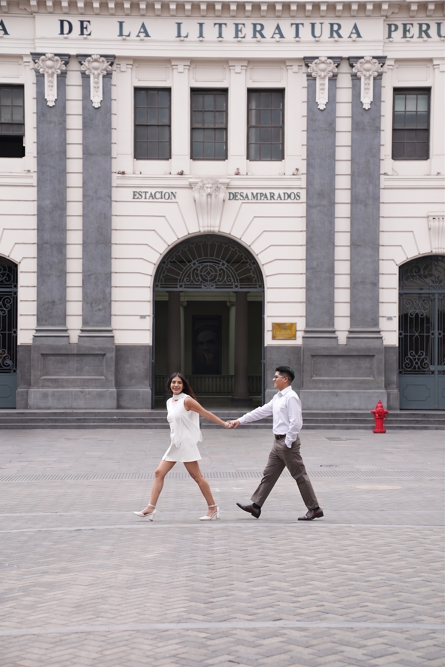 Félix & Daniela caminando al aire libre